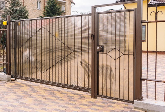 Купить ворота из профлиста с элементами ковки, с металлическими столбами в рамке или под дерево в Рузаевке от 152370 руб